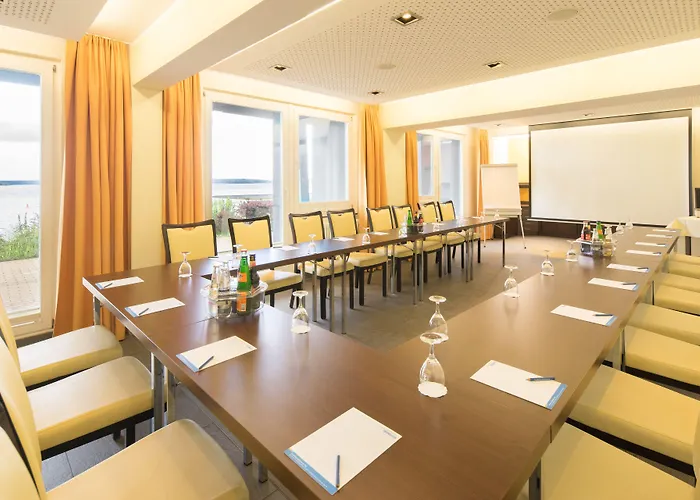 Strandhotel Senftenberger See 3*